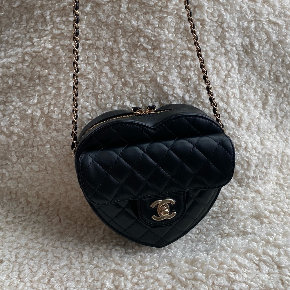 CHANEL 21S🖤 Heart Bag Black GDHW New in Box - Picture 1 of 4